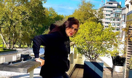 ياسمين عبدالعزيز بصورة جديدة تحصد مئات الآلاف من الإعجابات